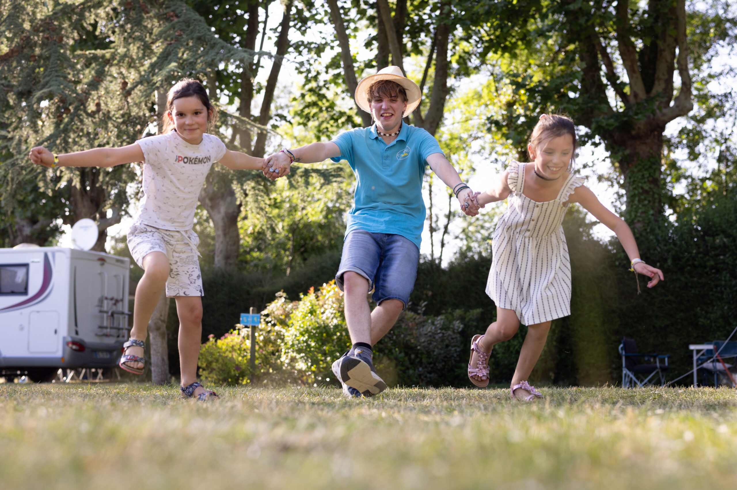 Enfants tirent animateur