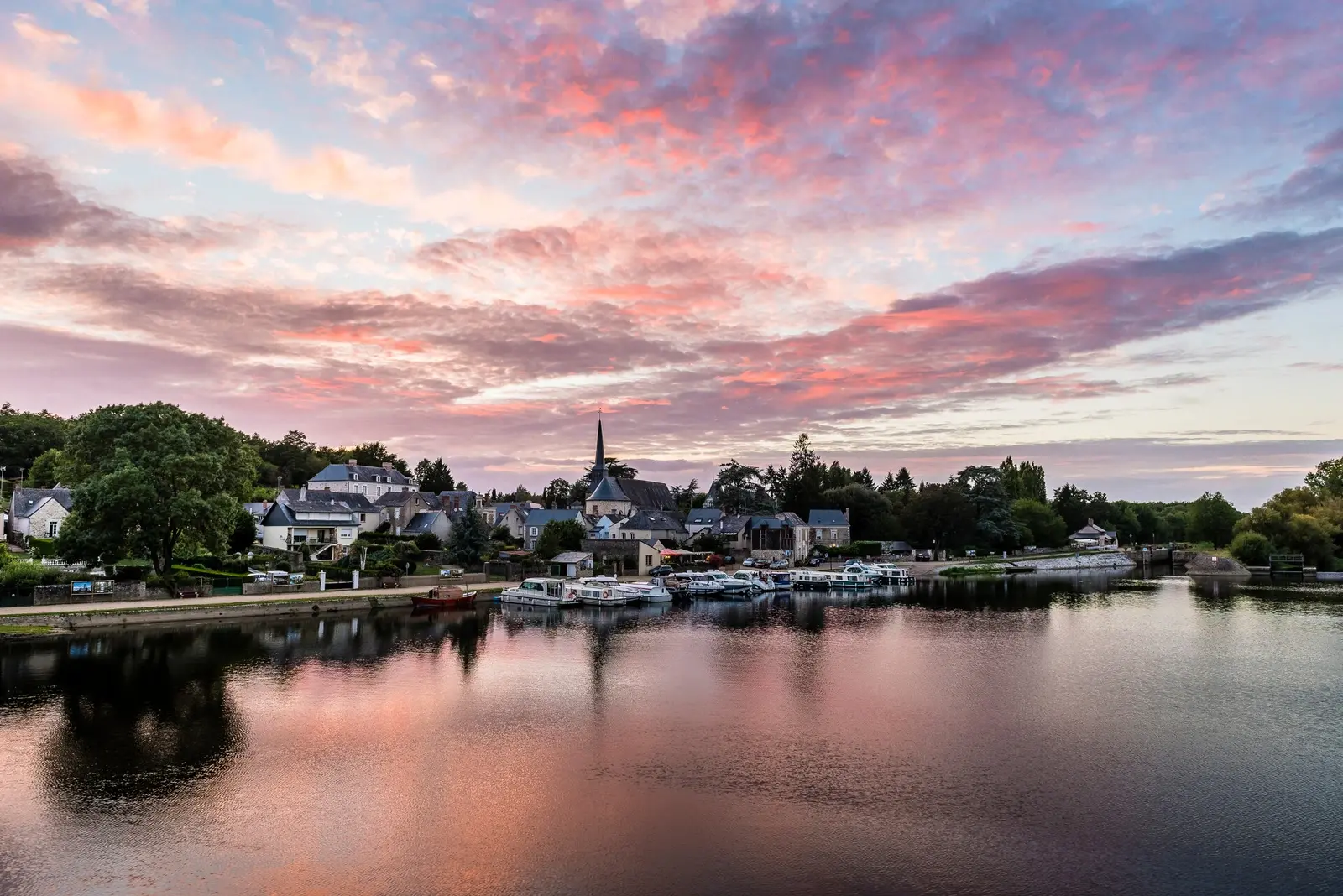 Grez Neuville le village sous un ciel rose de fin de journee, paysage magnifique près du camping les nobis d'anjou