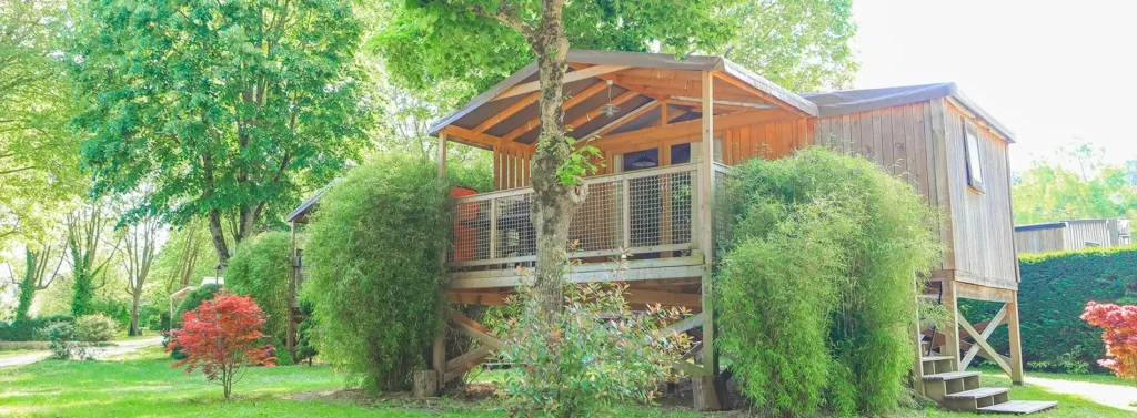 hébergement en bois du camping Les Nobis d’Anjou à l’ombre des arbres