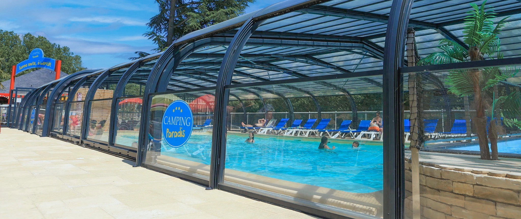 Piscine couverte des nobis d'anjou sous le soleil d'été