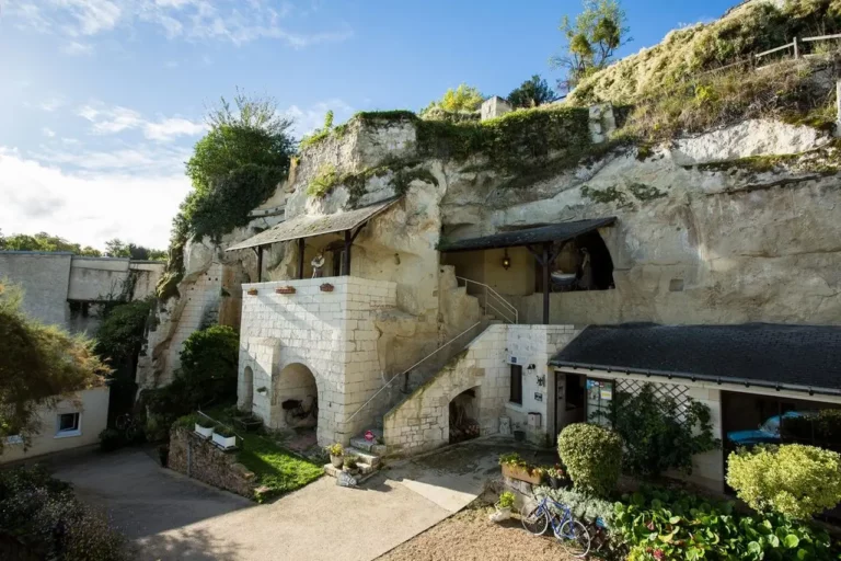 maison troglodyte dans la falaise en anjou