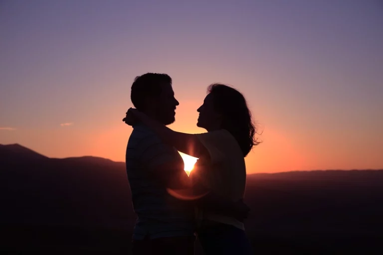 vacances en couple sur fond de coucher de soleil au nobis danjou