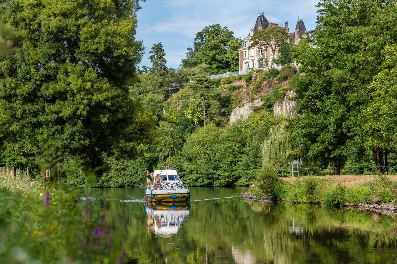 Ballade bateau en anjou à côté du camping les nobis d'anjou