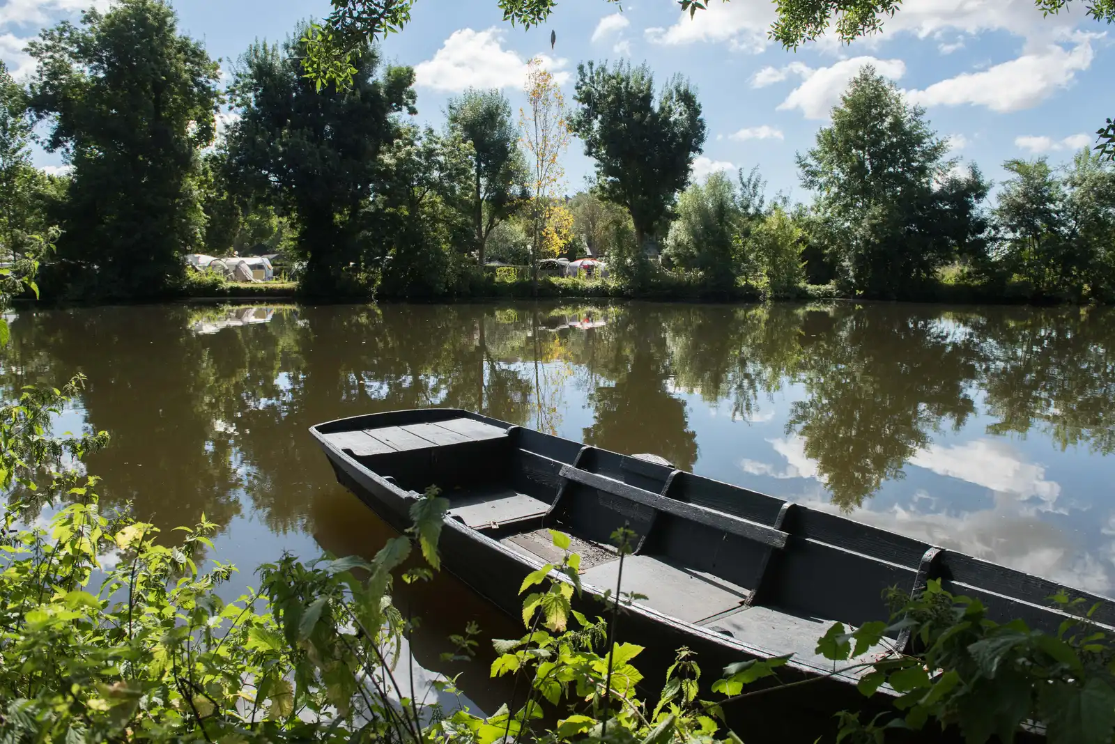 barque au bord de la riviere et l'acces du camping nobis anjou en touraine