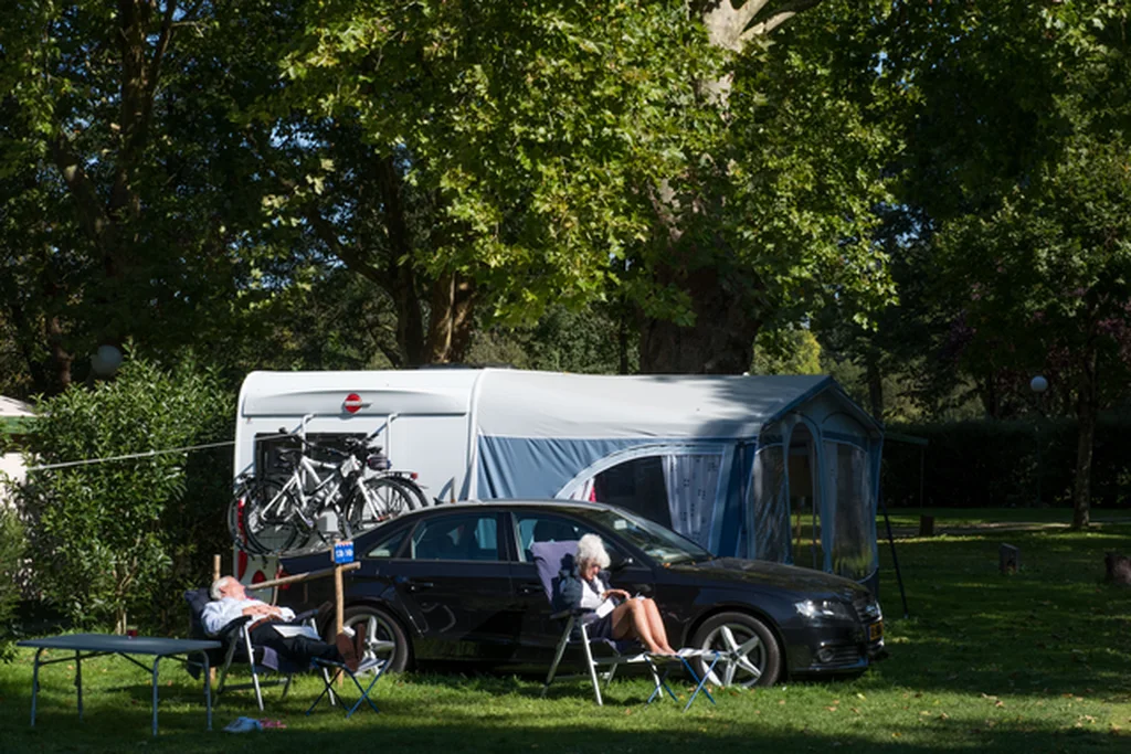 camping car dans un grand emplacement ombragé au camping des nobis d'anjou