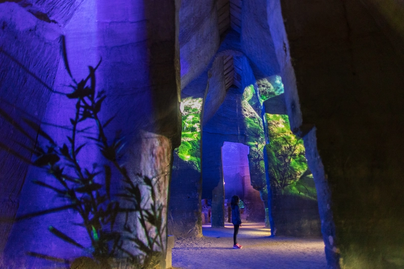cave troglodyte avec projection de videos sur les paroies proche de Saumur de du camping paradis Nobis anjou
