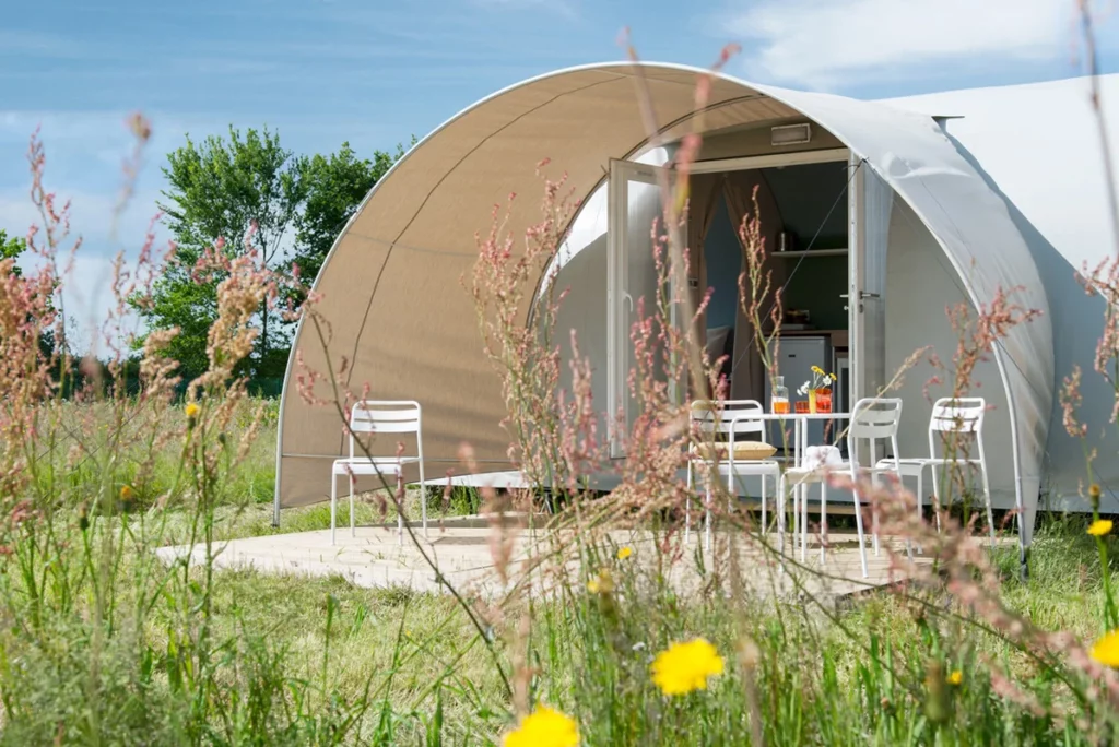 De ongewone en natuurlijke accommodatie van de camping Les Nobis d'Anjou