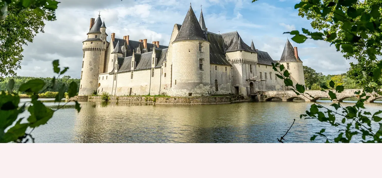 Chateau du Plessis Bourre et ses douves un jour de beau temps proche des nobis d'anjou