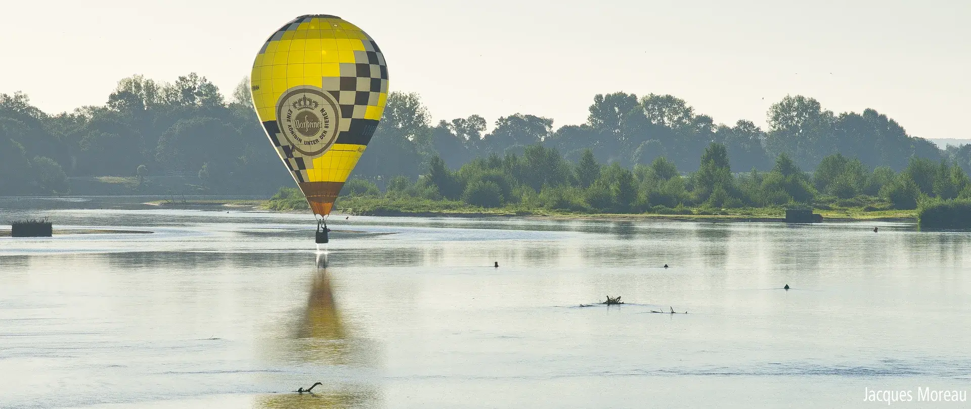 Une montgolfière survole la Loire près du camping des Nobis en Anjou