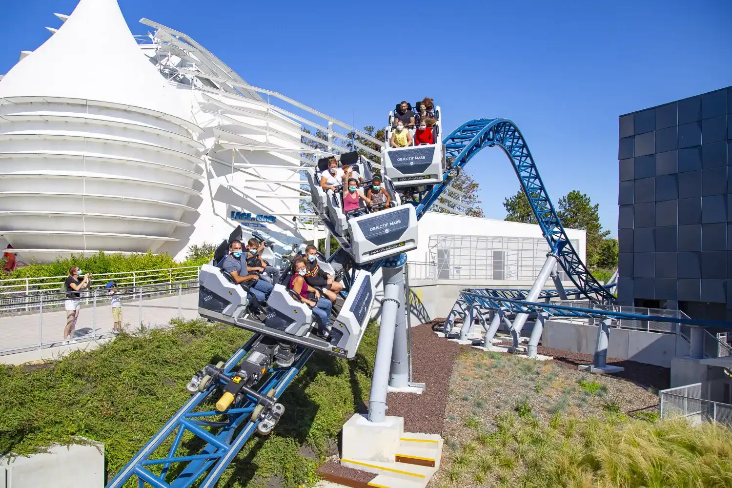 Attraction du futuroscope famille sur un rollercoaster