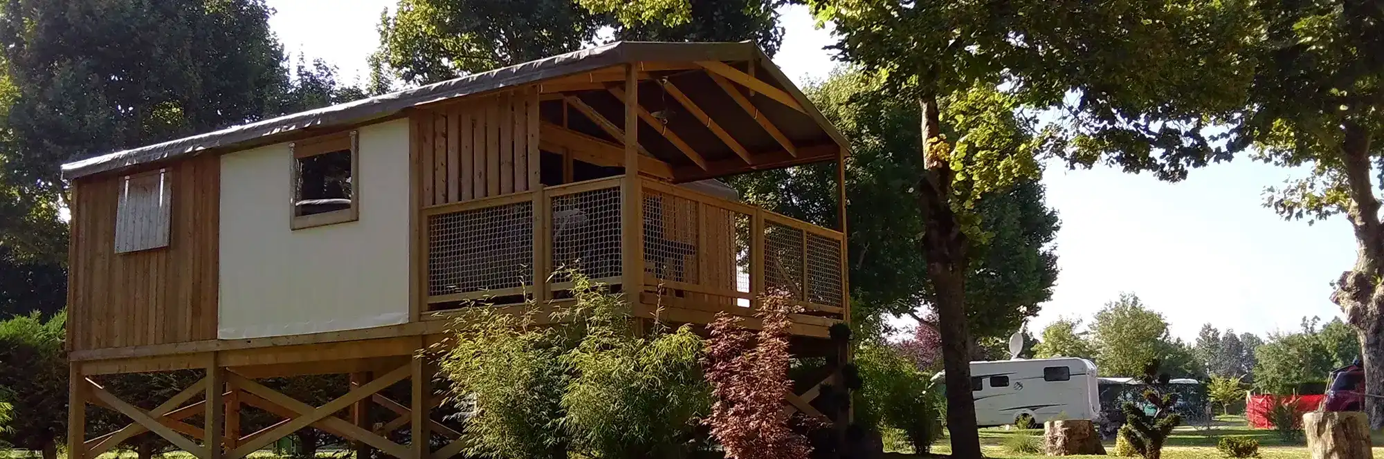 une cabane des nobis d'anjou dans la nature au calme