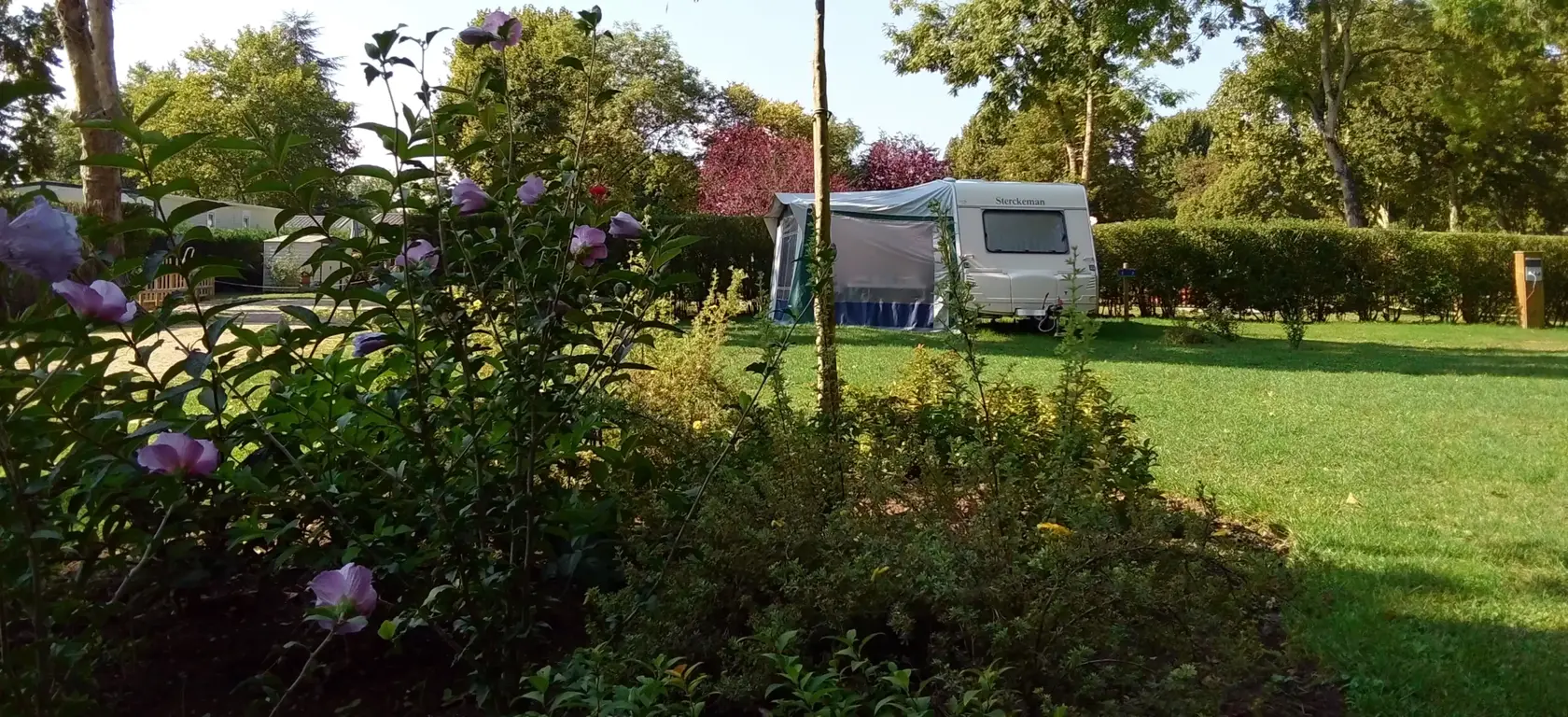 emplacement caravaning nobis anjou ombragé et avec electricité camping paradis