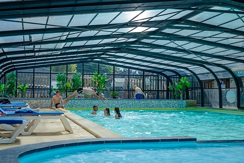 plongeon dans la piscine nobis anjou camping