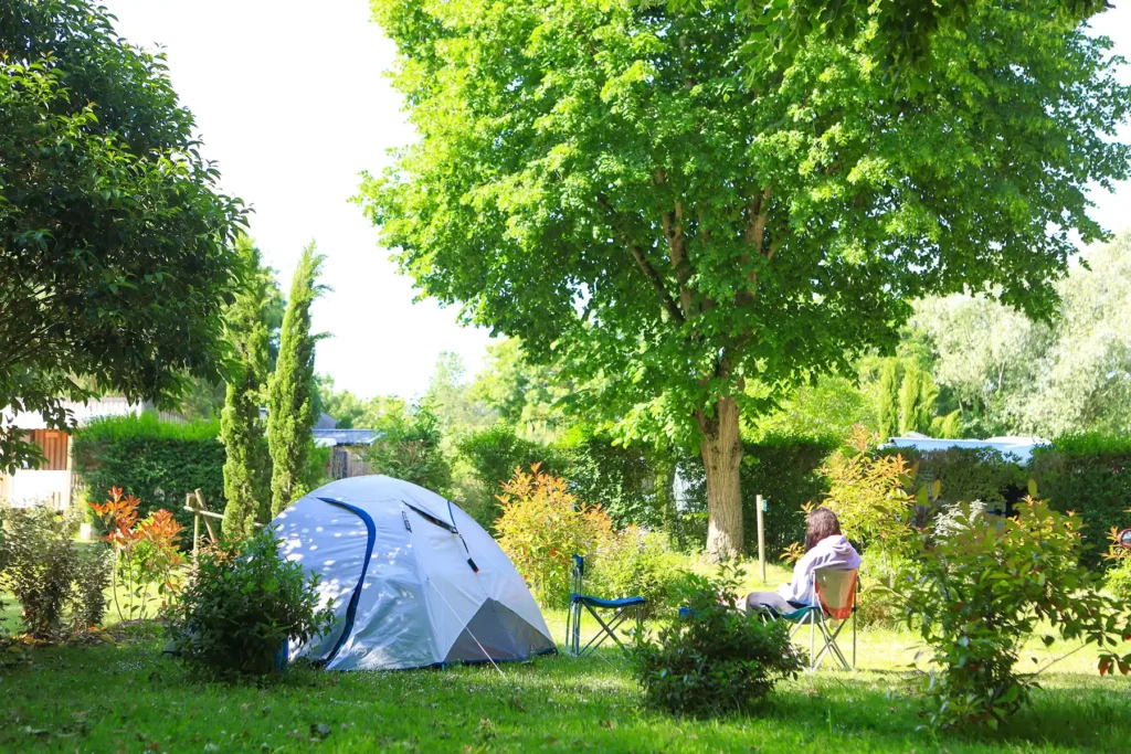 emplacement camping ombragé aux nobis d'anjou