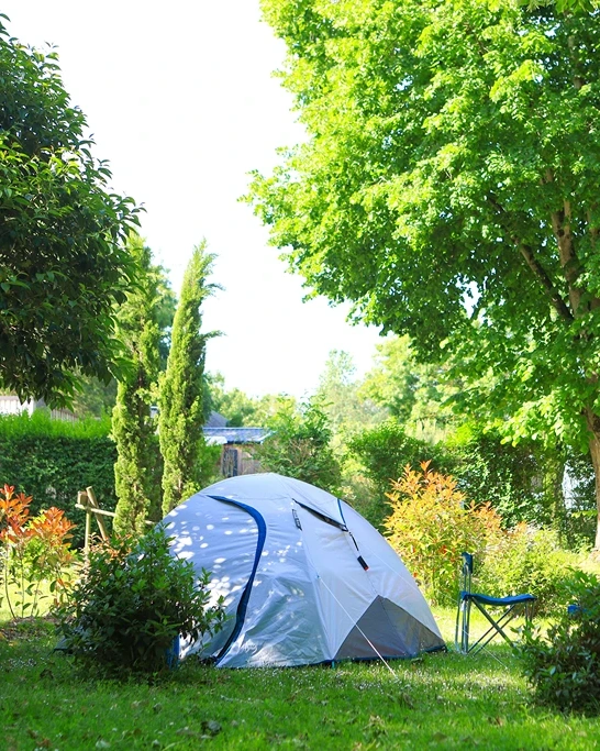 emplacement camping ombragé aux nobis d'anjou