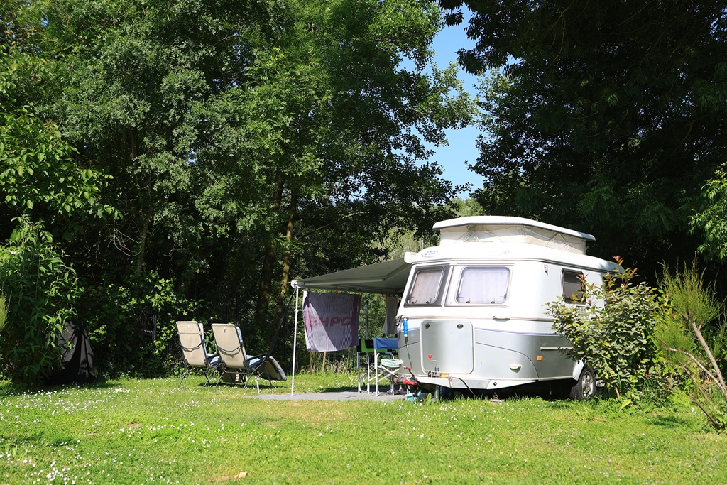 caravan sur son emplacement aux nobis d'anjou en bord de riviere