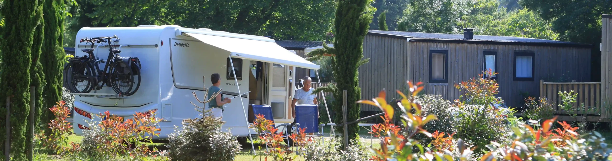 caravan sur son emplacement aux nobis d'anjou en bord de riviere