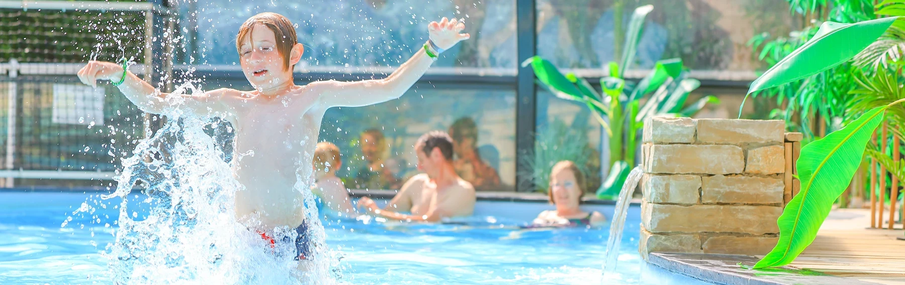 un enfant s'amuse dans la piscine couverte des nobis d'anjou