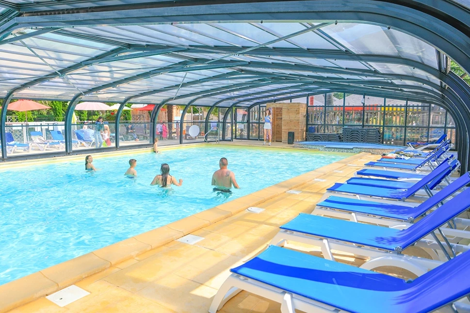 piscine couverte et chauffée des nobis d'anjou et ses transats au soleil