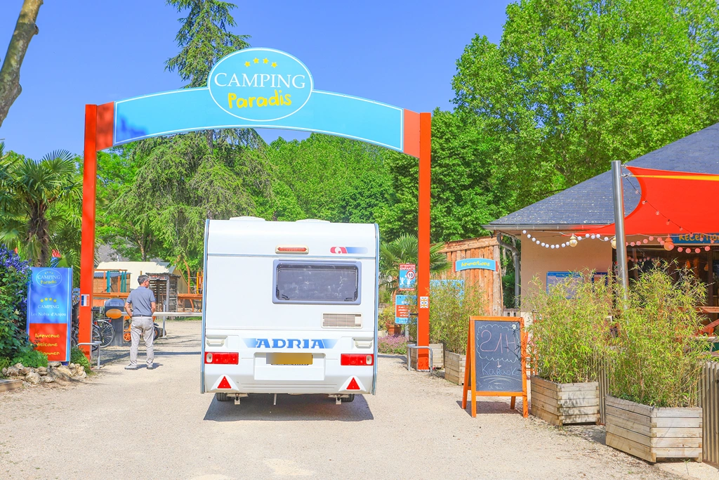 arrivée d'une caravane au camping des nobis d'anjou