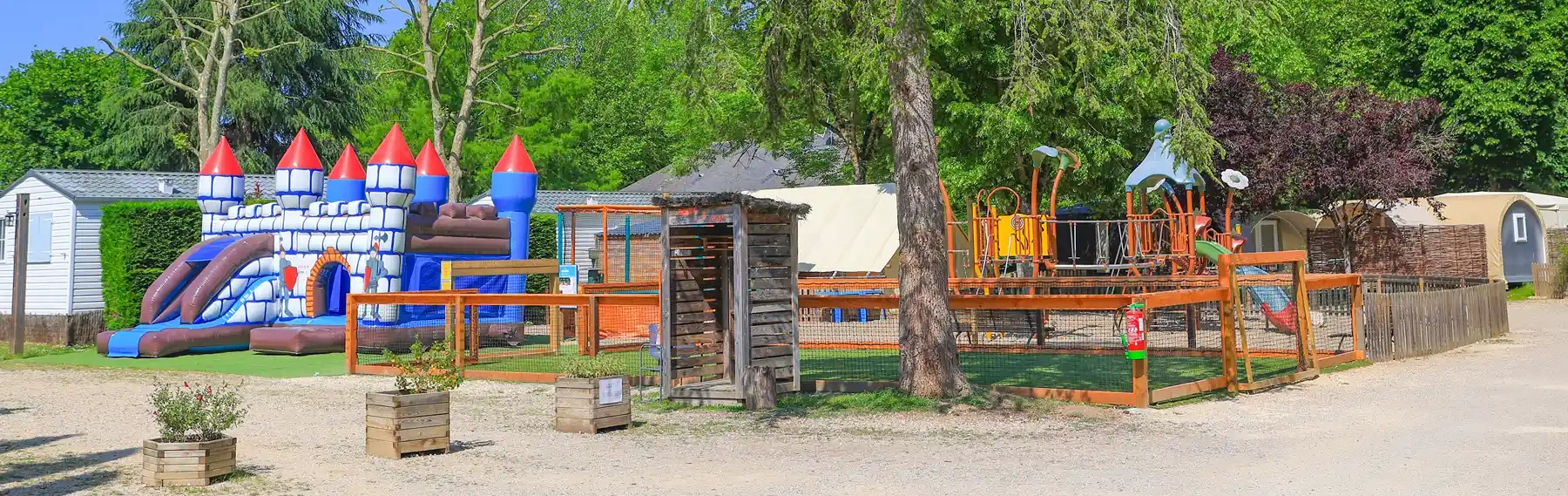 Les jeux pour enfants à l'entrée du camping les nobis d'anjou